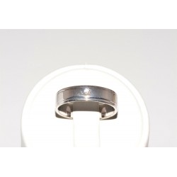 Alianza en oro blanco 18k con un diamante