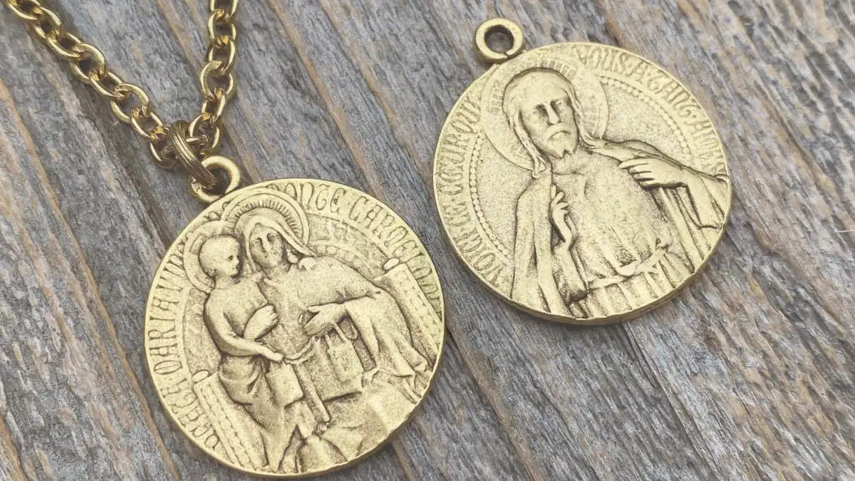 Dos medallones de oro escapularios, uno con la imagen de Jesucristo y la otra con la imagen de la virgen maría con el niño Jesús en brazos